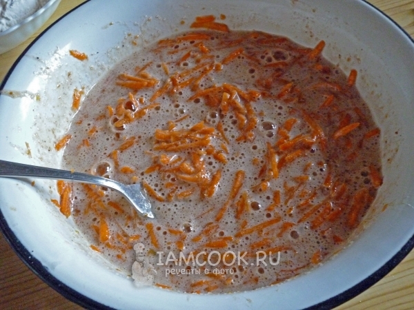 Положить тертую морковь