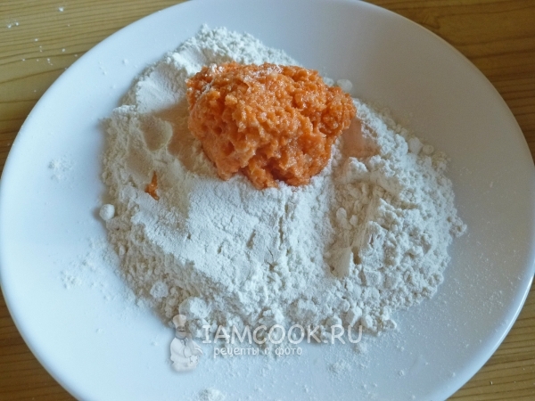 Положить морковную массу в муку