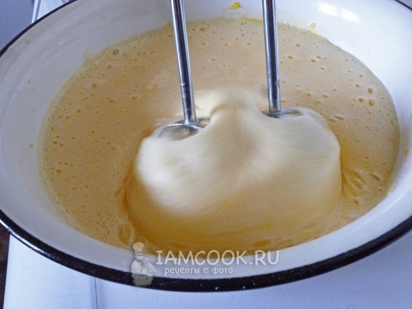 Взбить яйца с сахаром