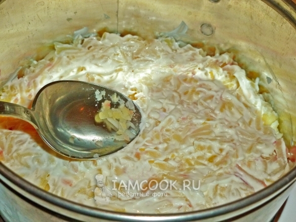 Смазать картофель майонезом