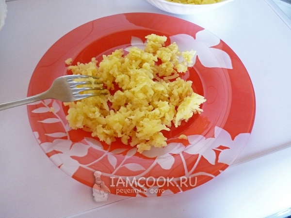 Выложить на блюдо яблоко