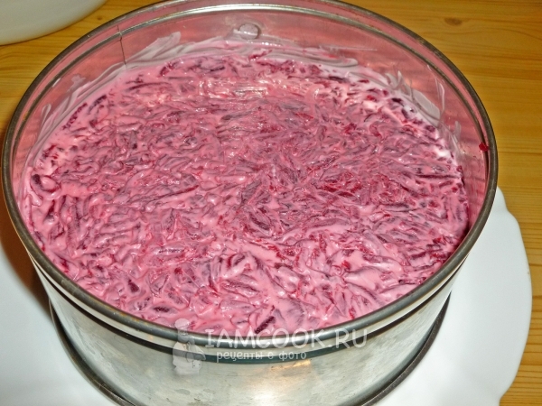 Смазать свеклу майонезом