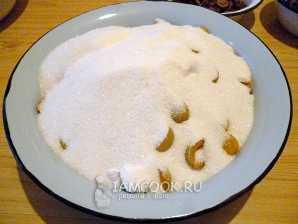 Засыпать абрикосы сахаром