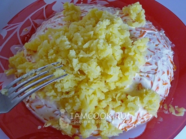 Положить слой картофеля