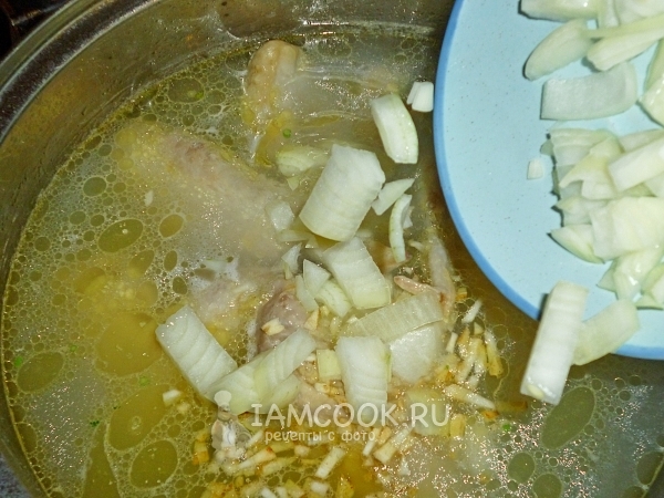 Добавляем лук и сельдерей в кастрюлю
