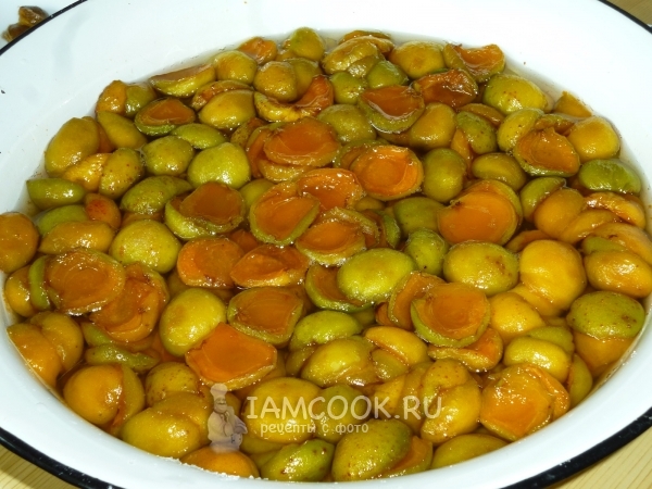 Нагреть абрикосы с сахаром