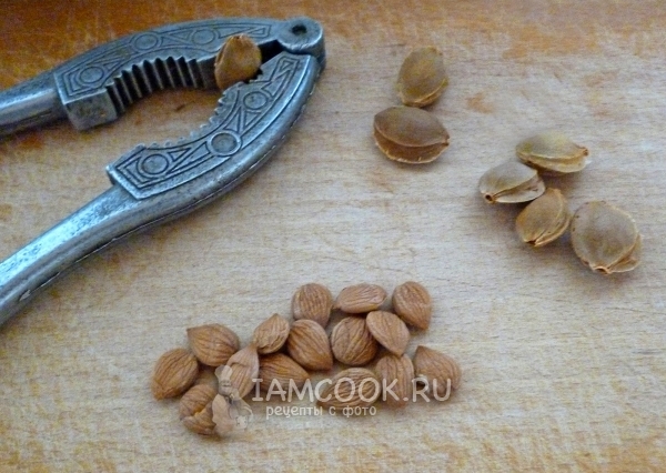 Почистить абрикосовые косточки