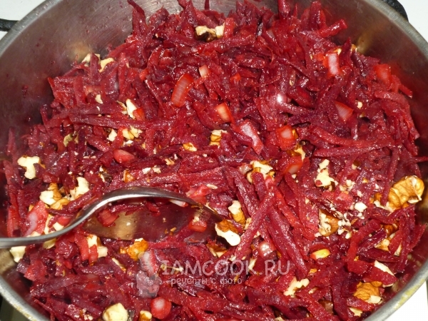 Размешать свеклу с орехами