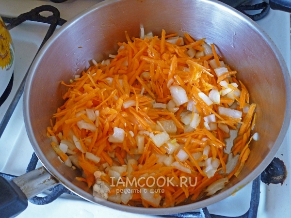 Обжарить лук с морковью