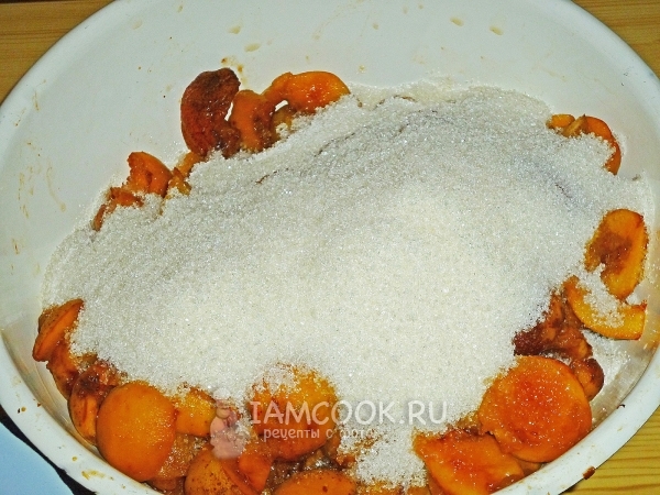 Засыпать абрикосы сахаром