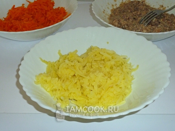 Натереть картофель на терке