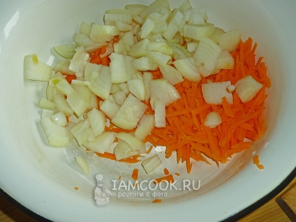 Измельчаем морковку и лук