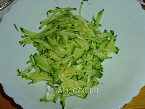 Натереть огурцы