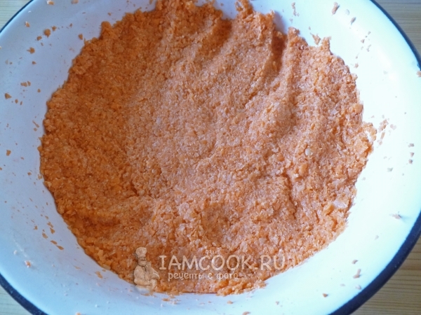 Размешать морковную массу