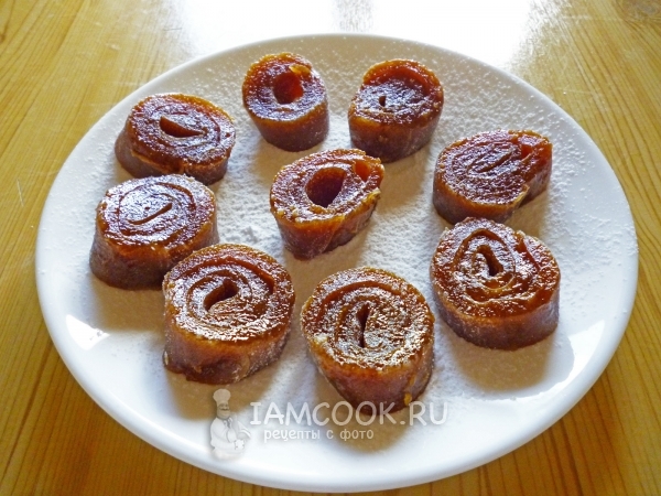 Нарезать рулет на кусочки