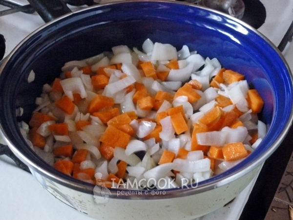 Положить овощи в форму