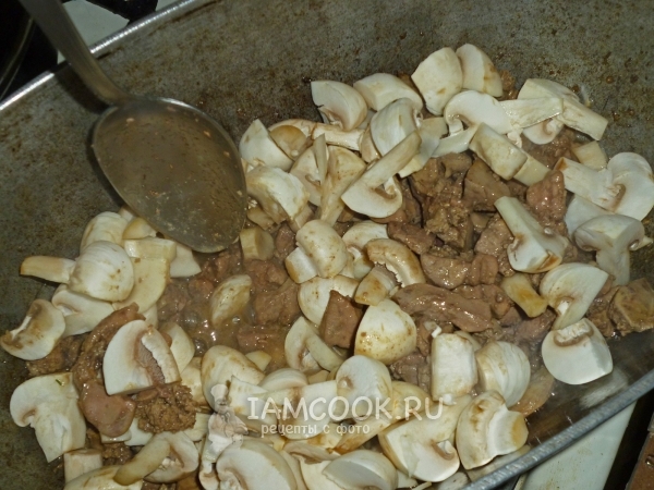 Обжарить печень с грибами