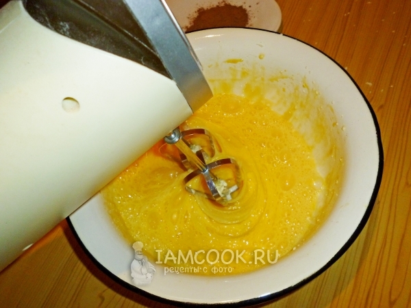 Взбить яйца с сахаром