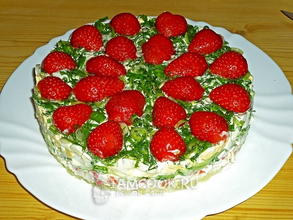 Фото салата «Клубничная грядка»