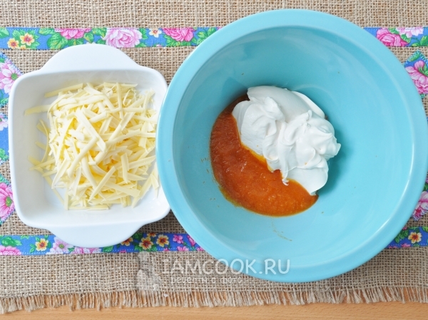 Натереть сыр и приготовить соус