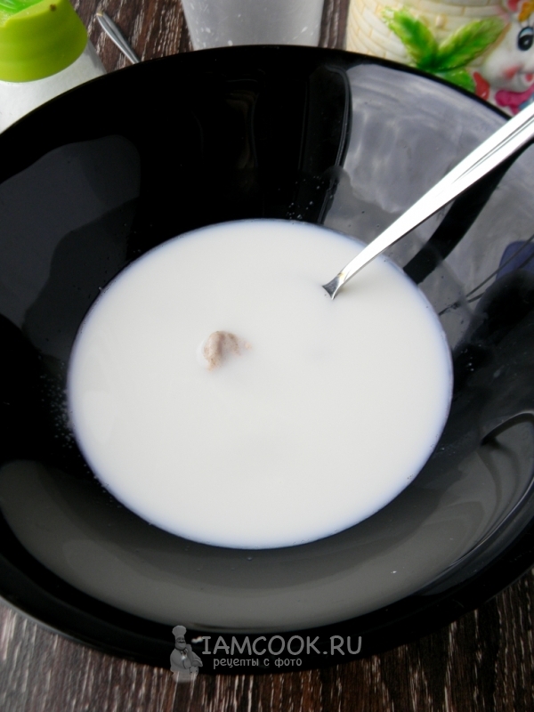 Положить в молоко дрожжи и сахар