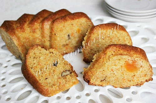 Морковный кекс разрезанный на кусочки