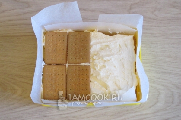 Выложить все печенье и крем