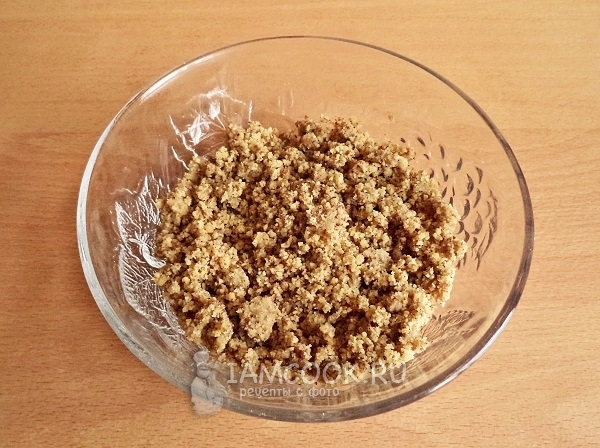 Измельчить грецкие орехи