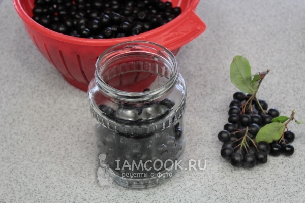 Положить ягоды в банку