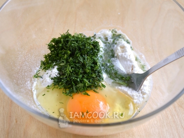Соединить яйцо, зелень и муку