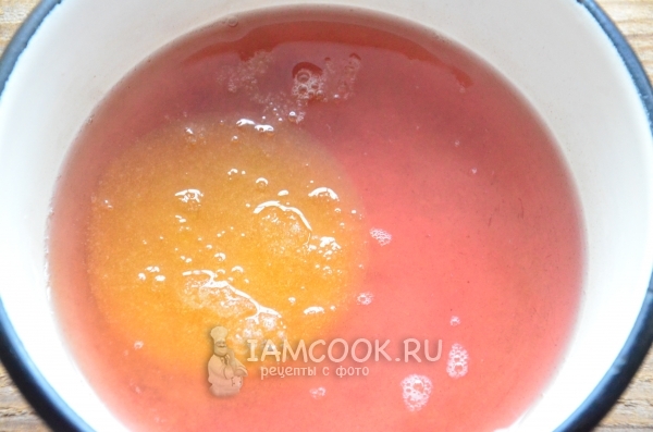 Соединить сок с желатином