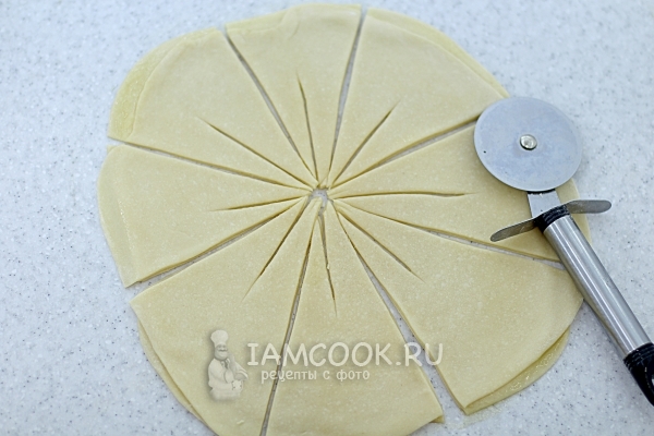 Разрезать тесто на части