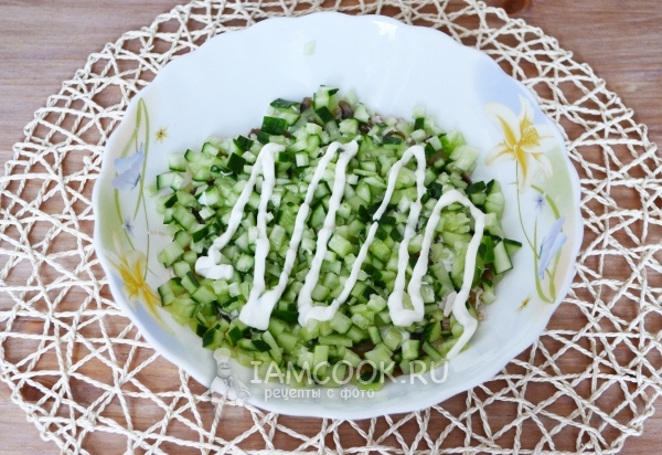 Положить огурцы и полить майонезом