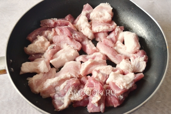 Положить мясо на сковороду