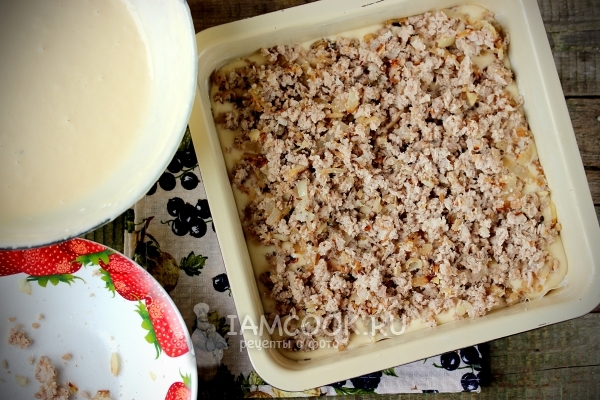 Выложить на тесто начинку