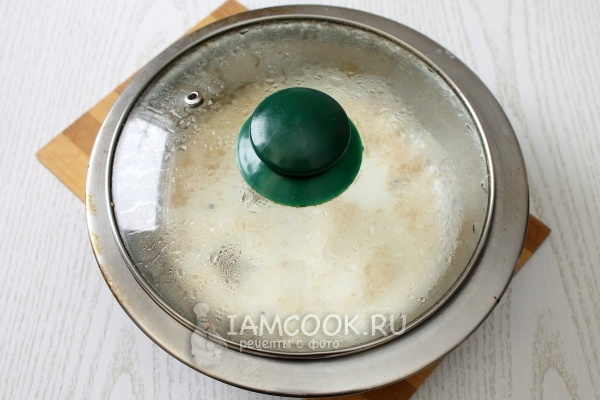 Нагреть молоко со специями