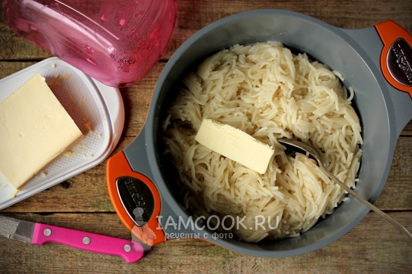 Положить масло в сваренную вермишель