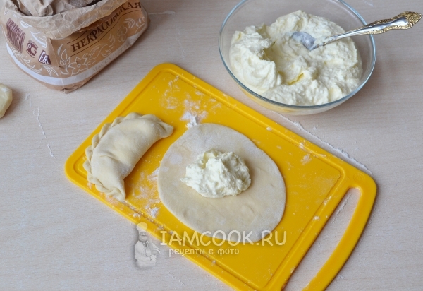 Положить на тесто начинку