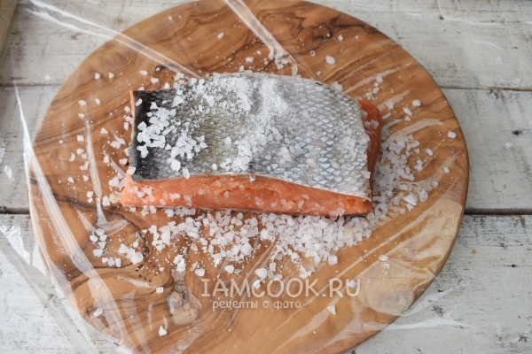 Перевернуть филе рыбы шкурой вверх