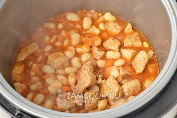 Готовая фасоль с мясом в мультиварке