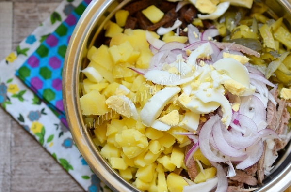 Соединить ингредиенты для салатов