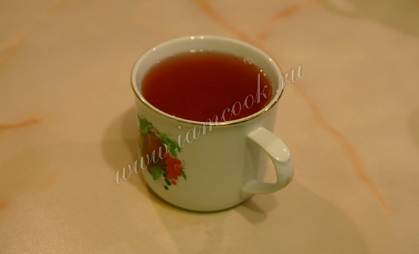 Сливово-яблочный компот в кружке, фото