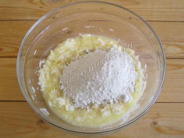 Добавляем муку