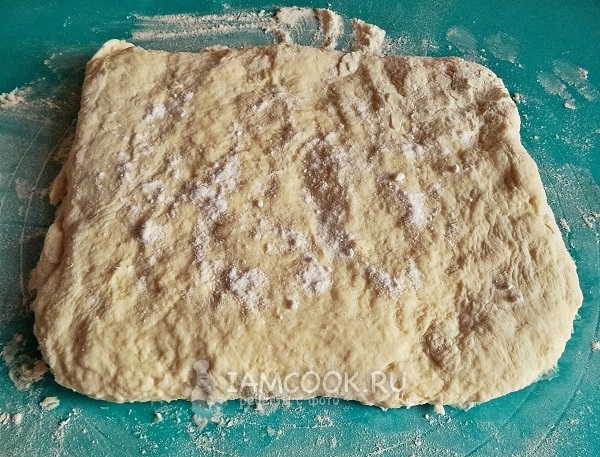 Посыпать прямоугольник теста содой