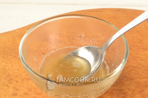 Смешать воду и желатин