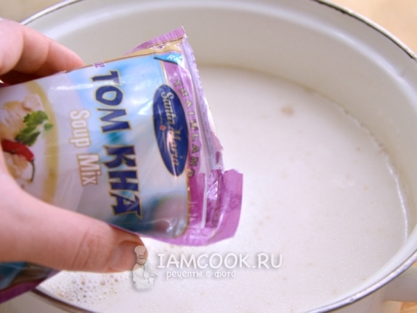 Смешать кокосовые сливки и бульон