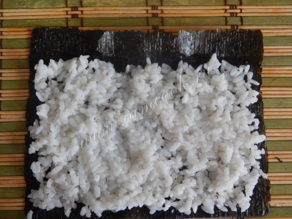 Выложить рис на нори