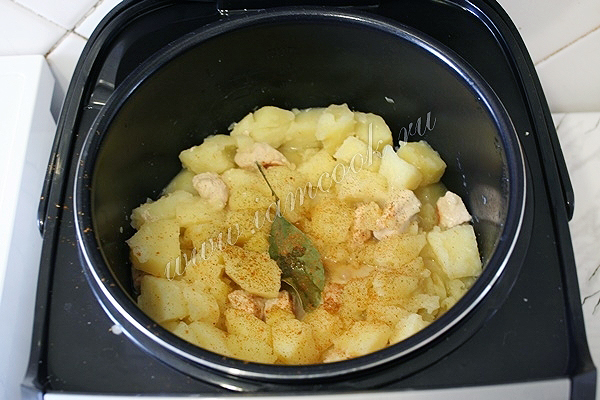 Тушим картофель с курицей в мультиварке