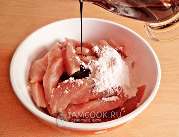 Добавить к мясу крахмал, соевый соус и воду