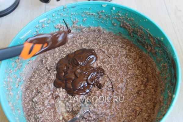 Положить растопленный шоколад